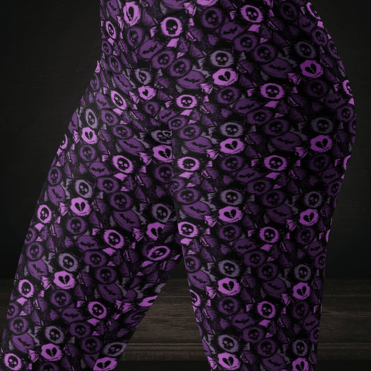 Leggings with skull and broken heart candy in purple shades