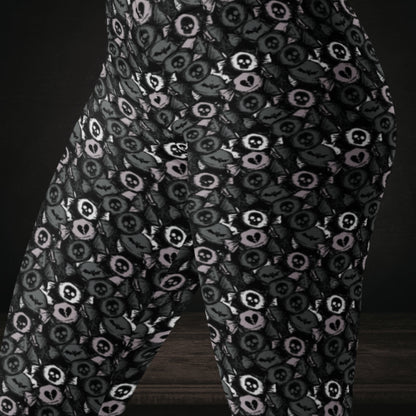 Leggings with skull and broken heart candy in monochrome grey shades